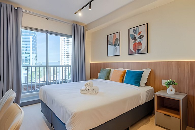 Stay Faria Lima | Apê Luxo • Piscina • Metrô 1min